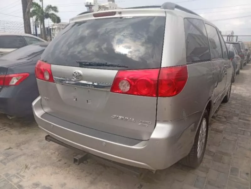 Toyota Sienna - 2010