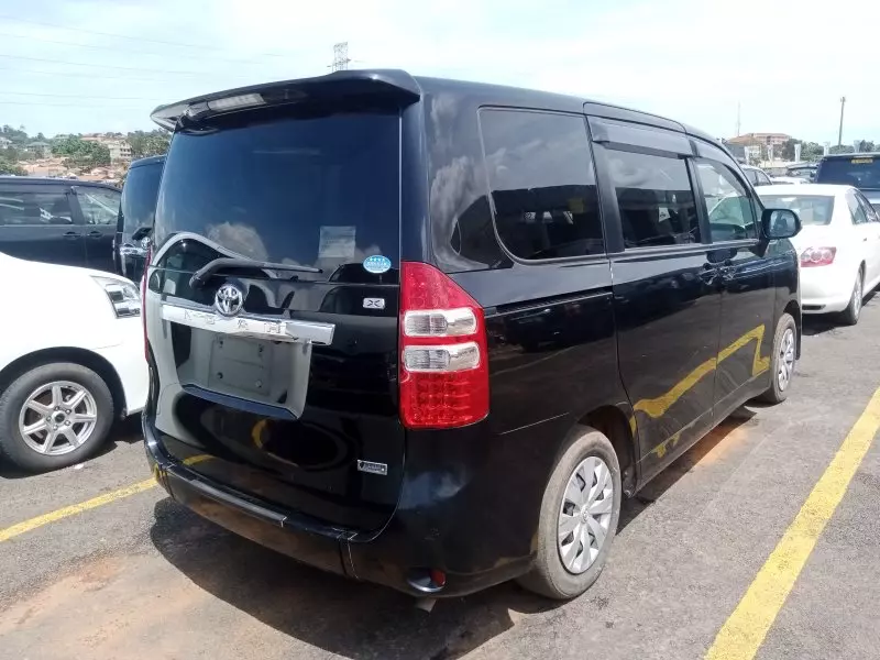 Toyota Noah   - 2012