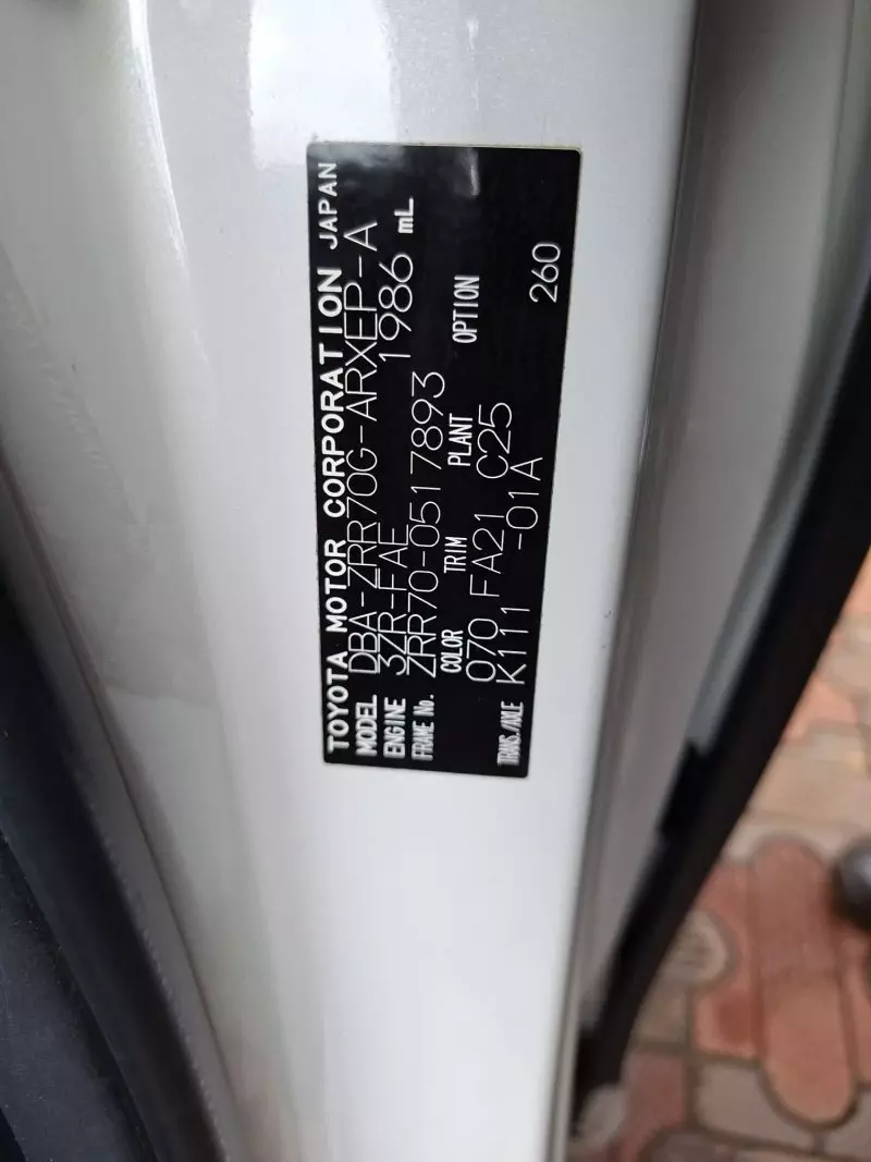 Toyota Noah   - 2012