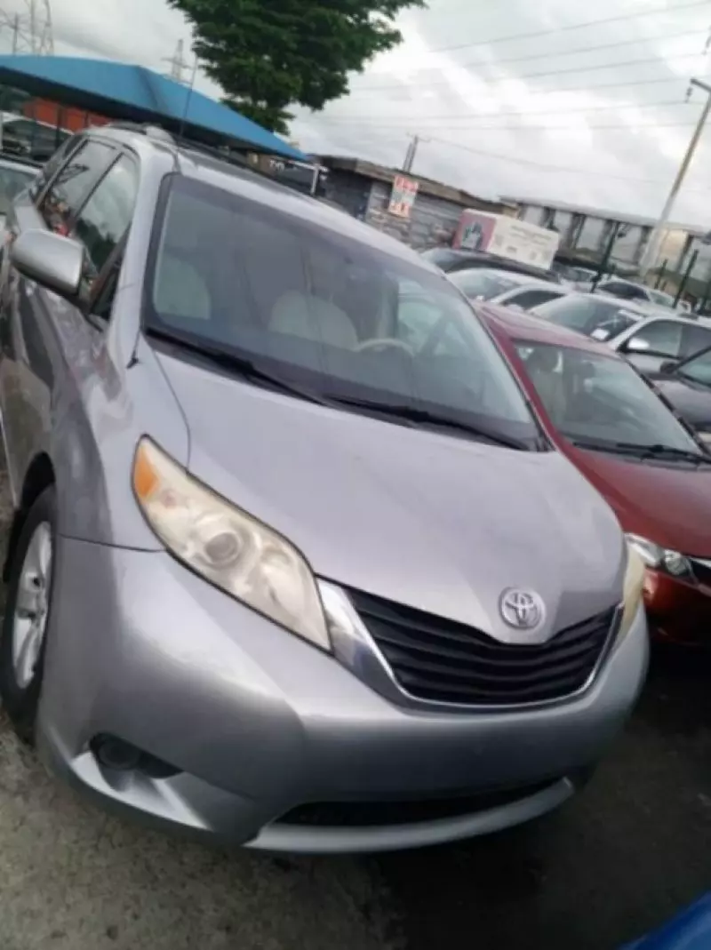 Toyota Sienna   - 2012