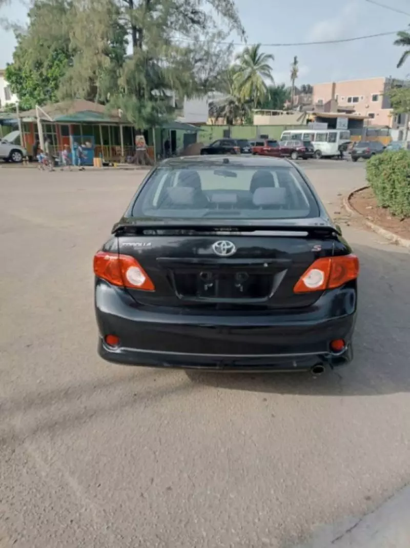 Toyota corolla   - 2010