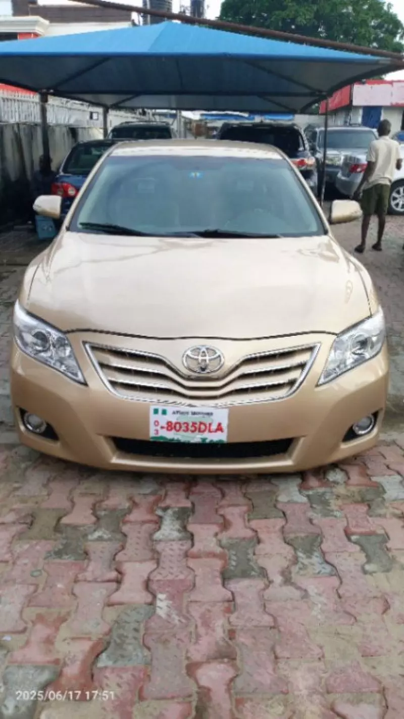 Toyota camry   - 2011