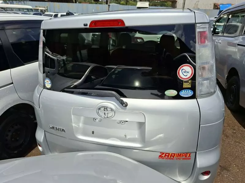 Toyota Sienta   - 2012