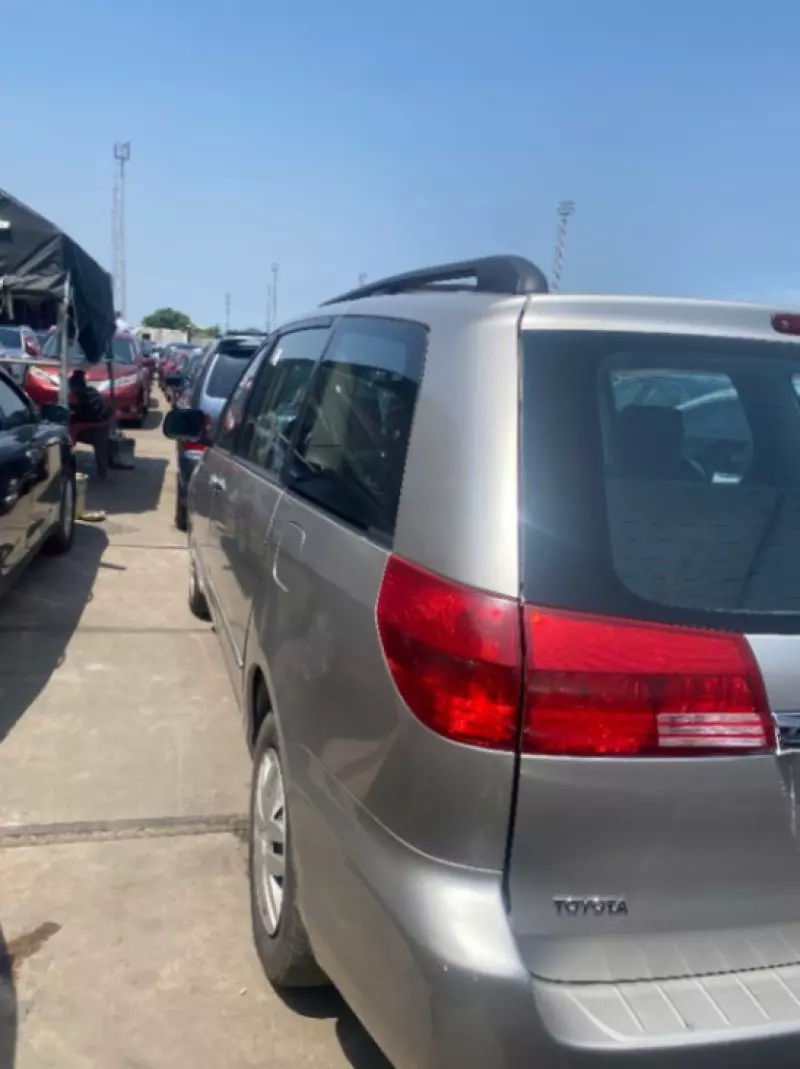 Toyota Sienna   - 2005
