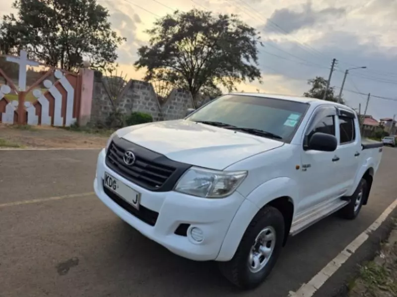 Toyota Hilux   - 2014