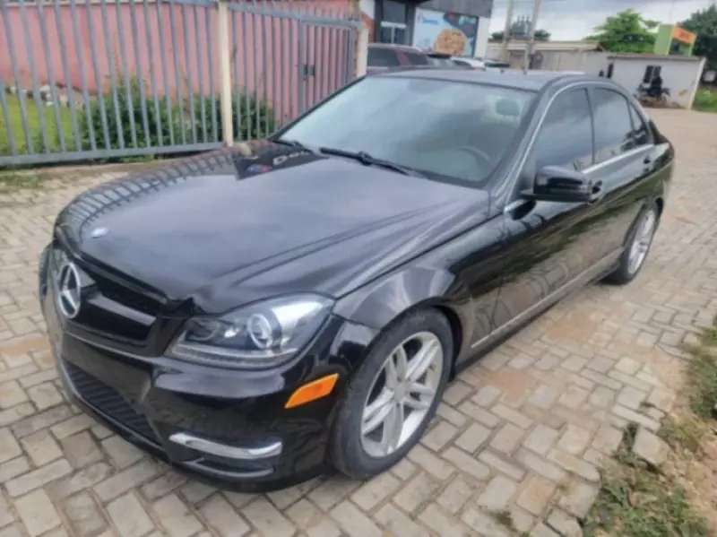 Mercedes-Benz C 300   -