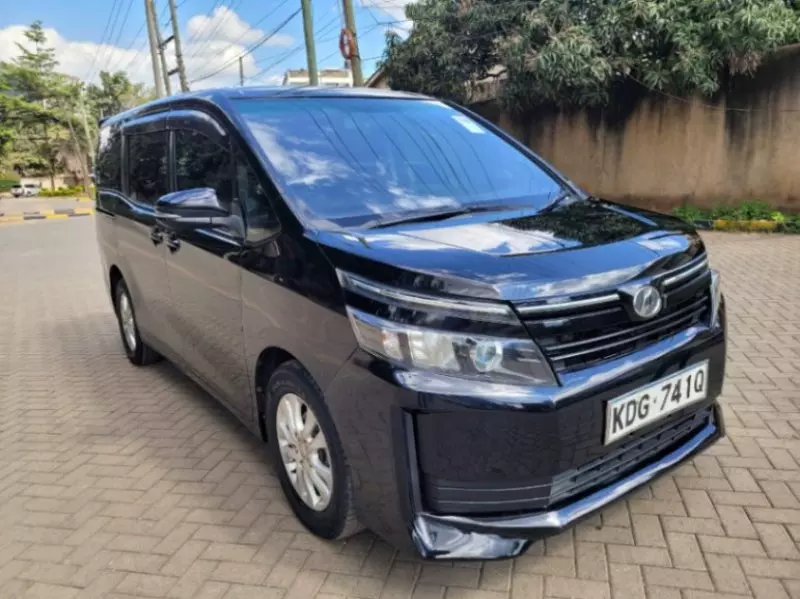 Toyota Voxy    - 2014