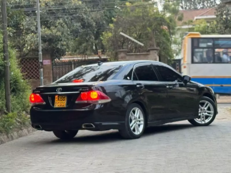 Toyota Crown   - 2012