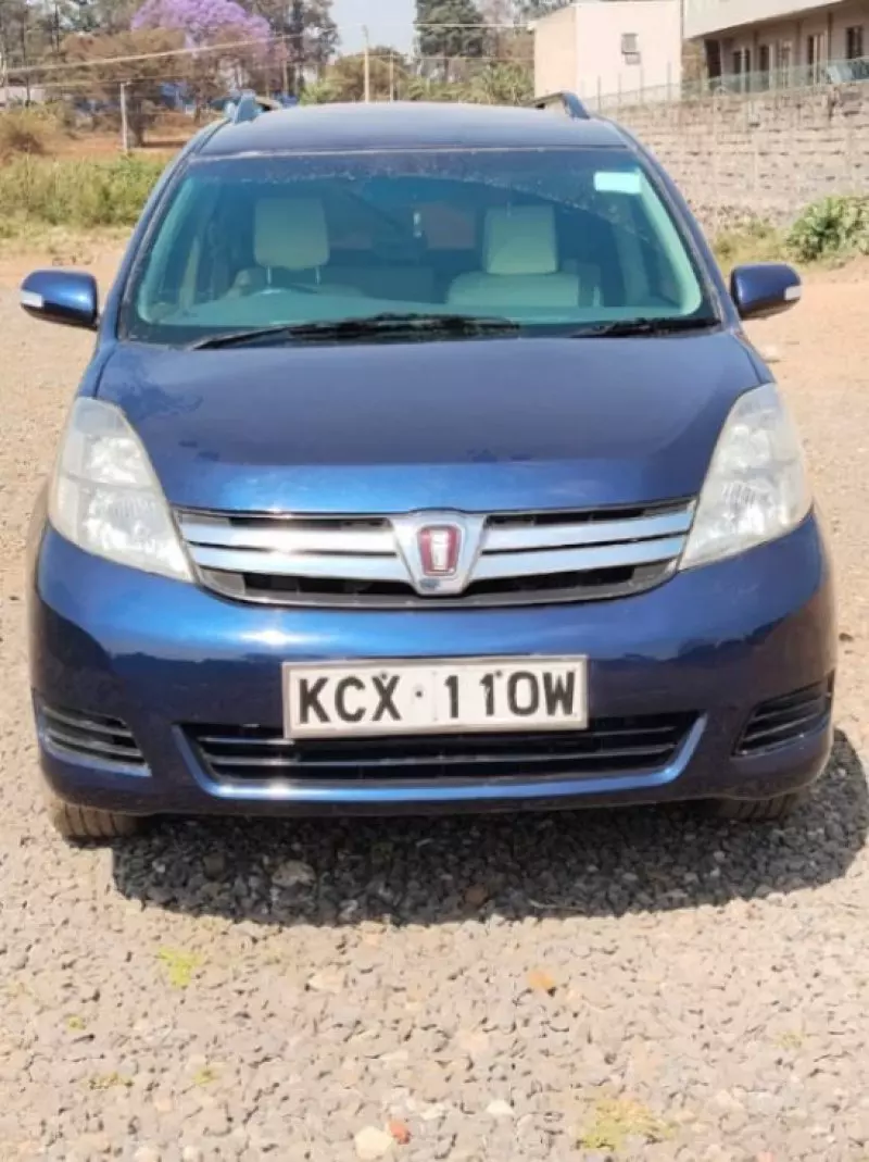 Toyota Isis    - 2013