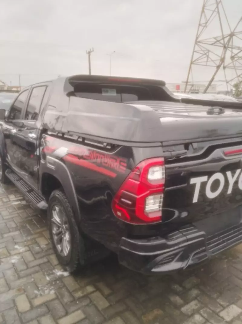 Toyota Hilux    - 2017