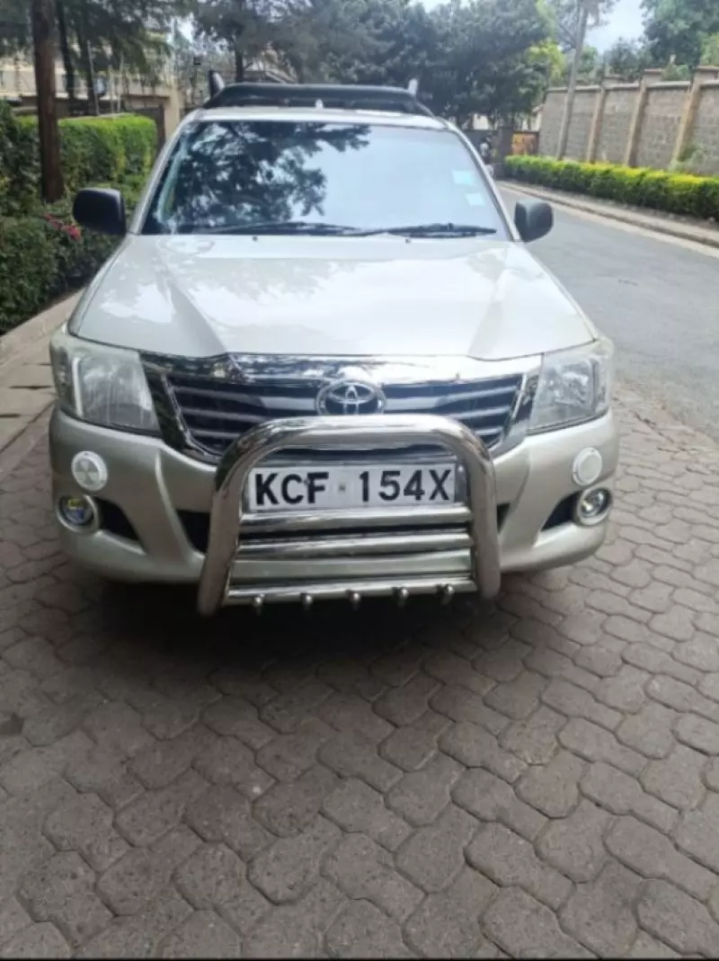 Toyota Hilux   - 2015