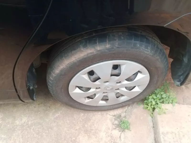 Toyota Noah   - 2013