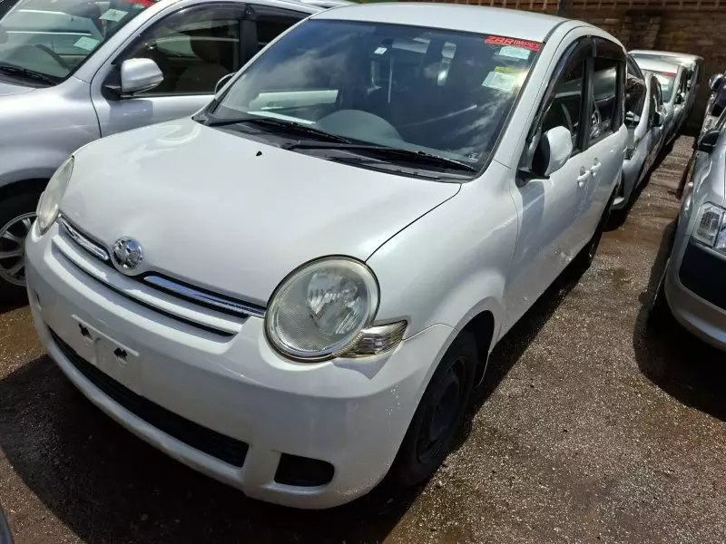 Toyota Sienta   - 2012