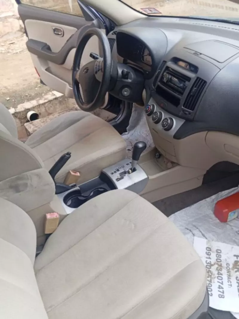 Hyundai Elantra   - 2010