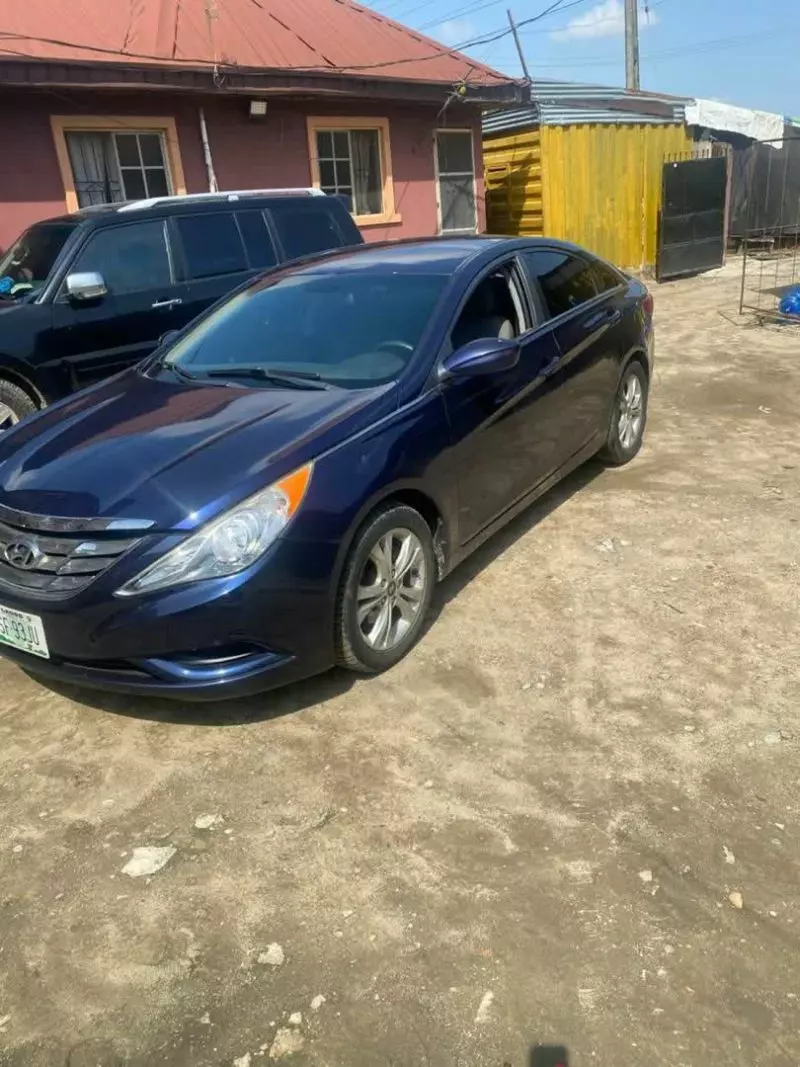 Hyundai Sonata   - 2011