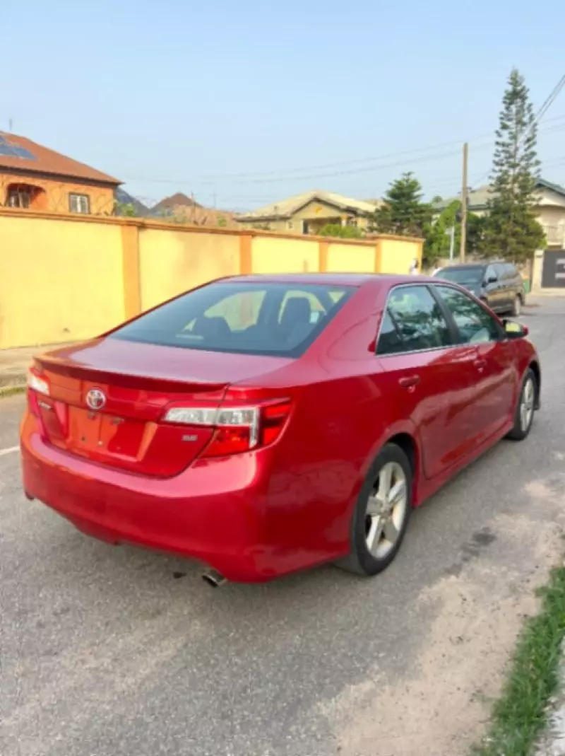 Toyota Camry   - 2012