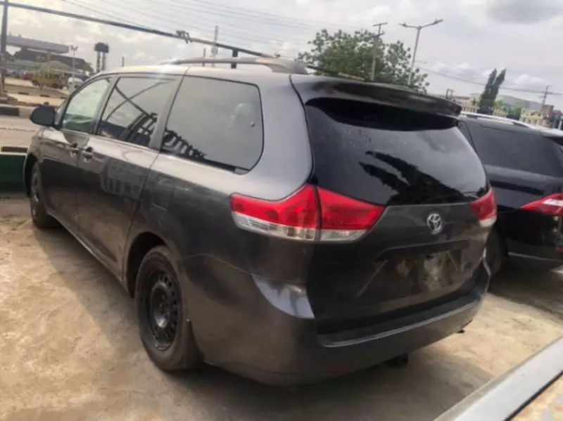 Toyota Sienna   - 2011