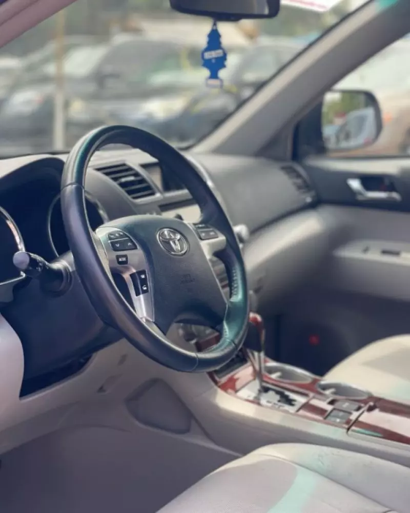 Toyota Highlander   - 2012