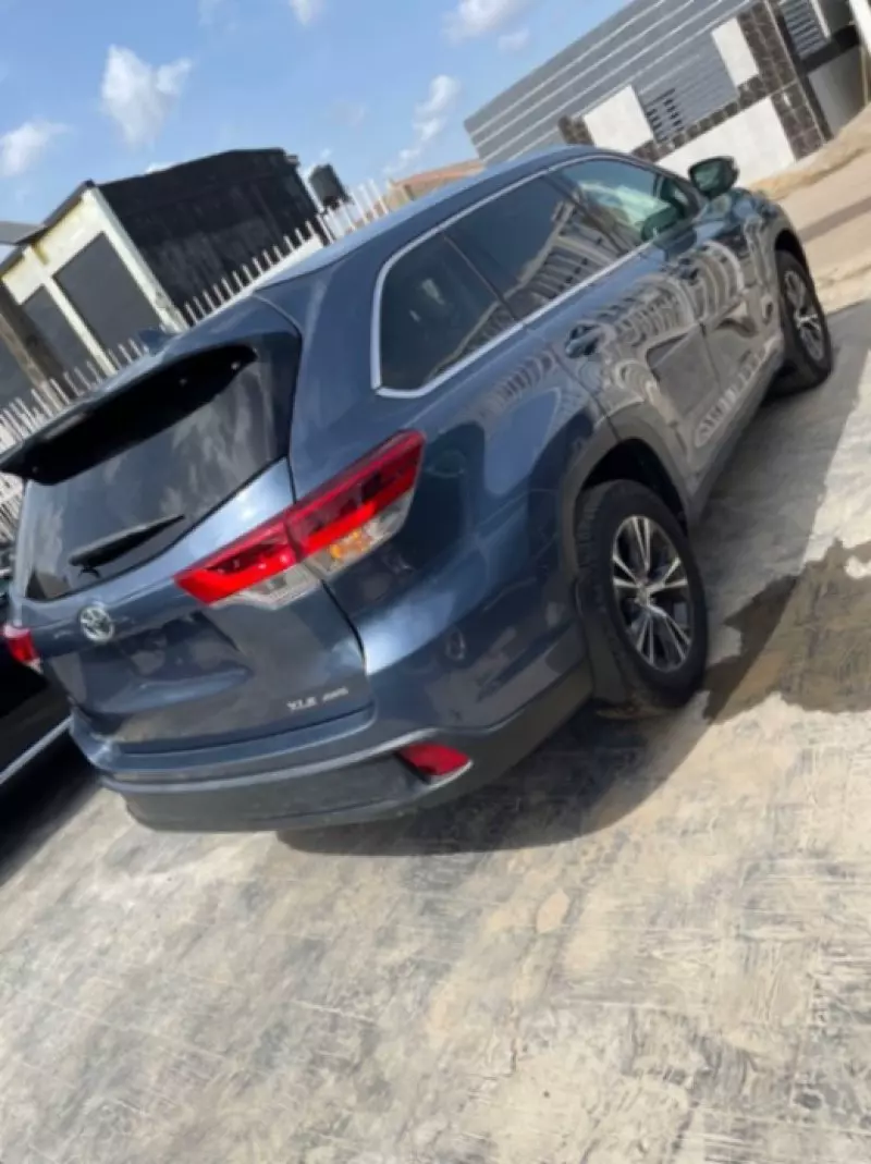 Toyota Highlander   -