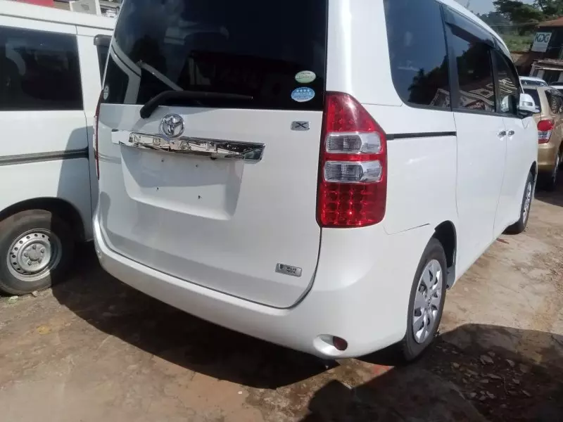 Toyota Noah   - 2011