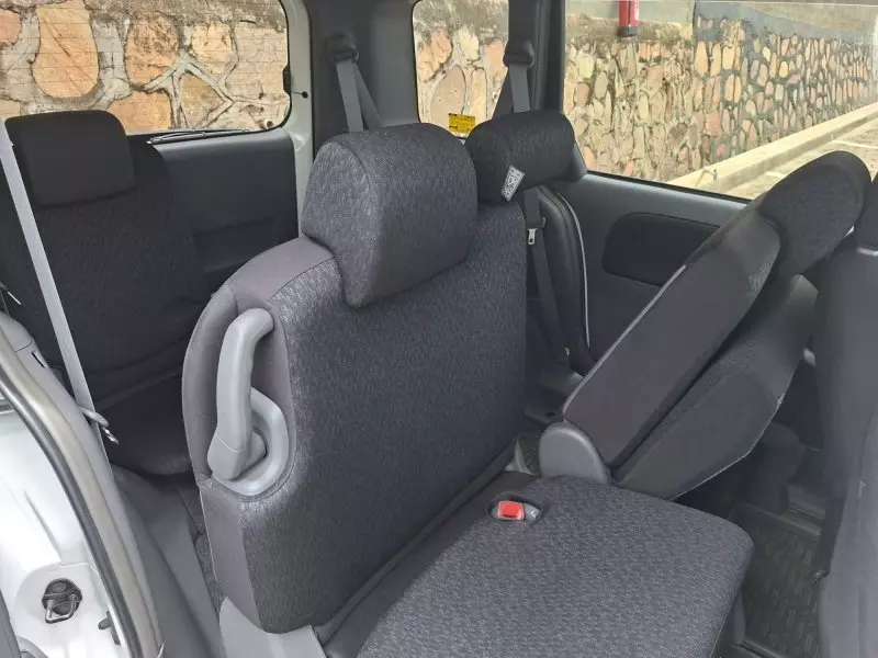 Toyota Sienta   - 2012