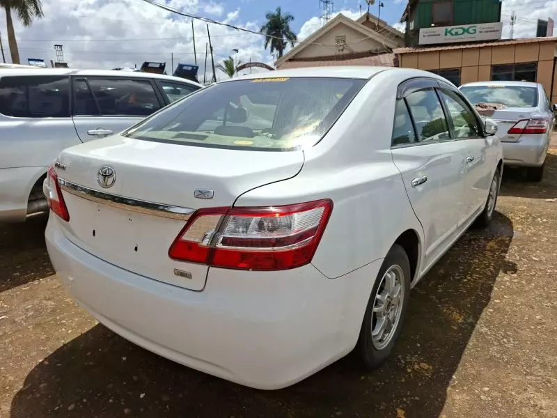 Toyota Premio    - 2012