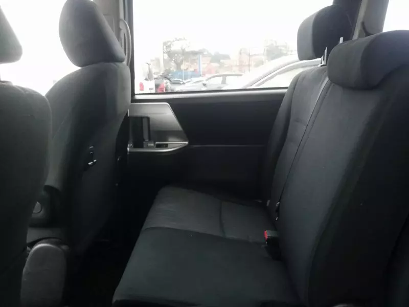 Toyota Noah   - 2012