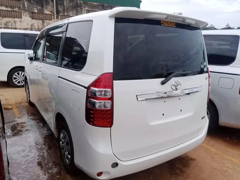 Toyota Noah   - 2012