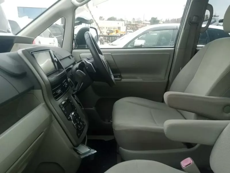 Toyota Noah   - 2012