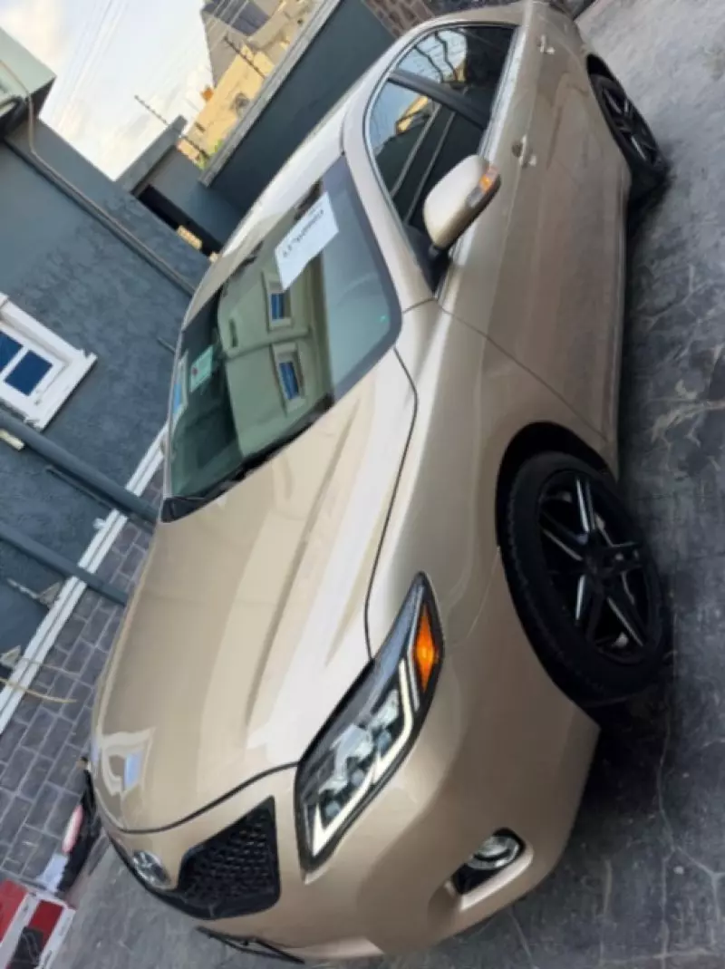 Toyota Camry   - 2011