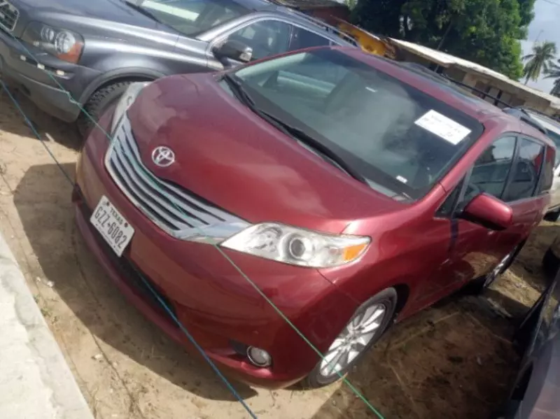 Toyota Sienna   - 2011