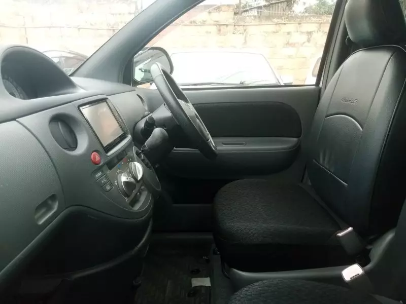 Toyota Sienta   - 2012