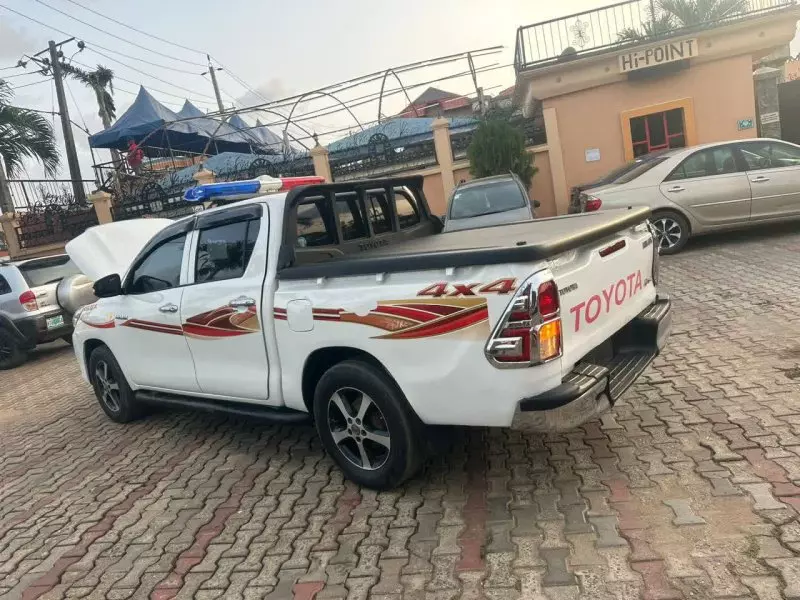Toyota Hilux   - 2017