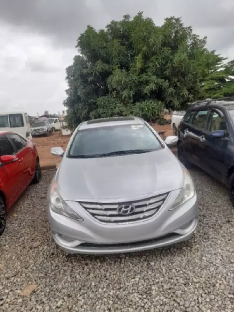 Hyundai Sonata   - 2011