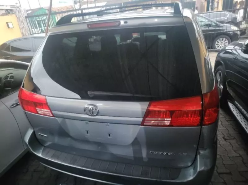 Toyota Sienna   - 2006