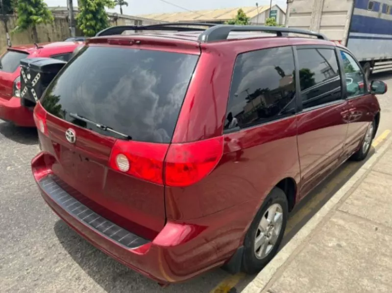 Toyota Sienna   - 2010