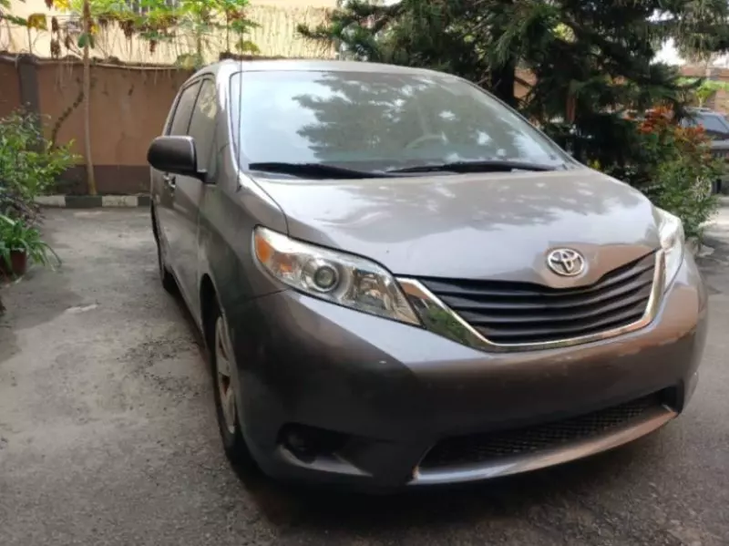 Toyota Sienna   - 2011