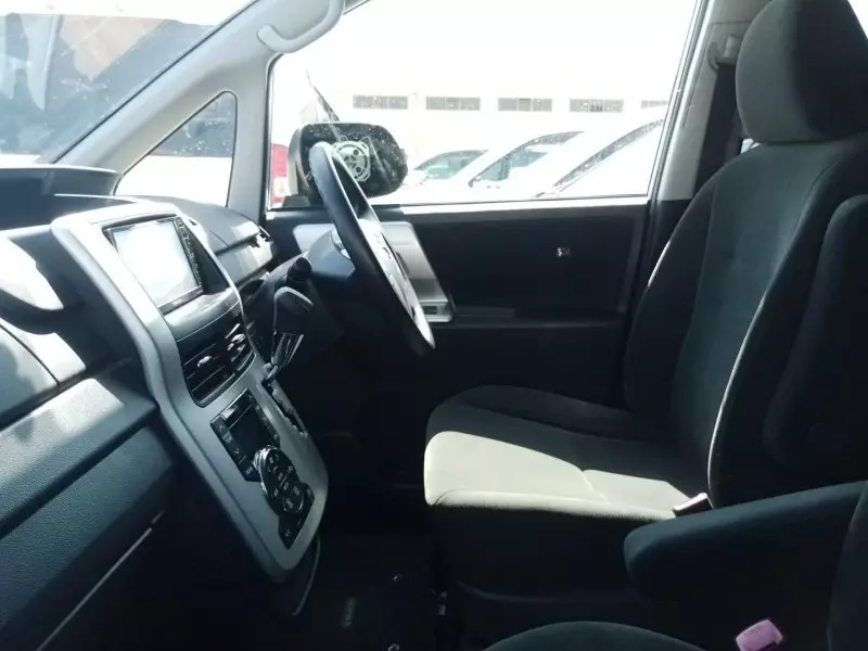 Toyota Noah   - 2011