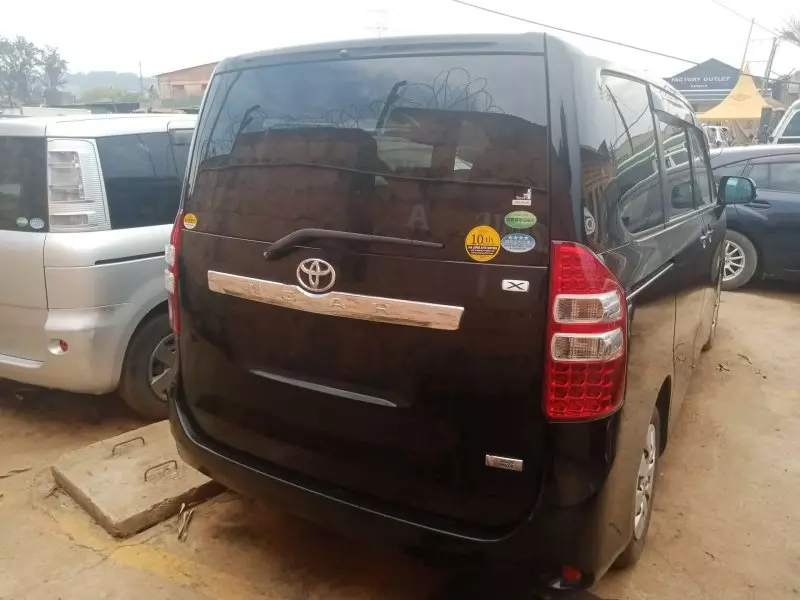 Toyota Noah   - 2013