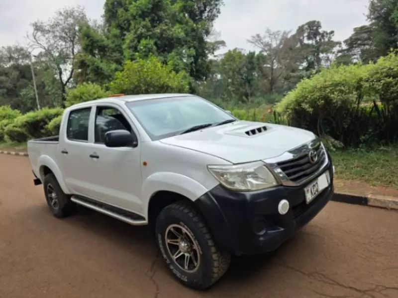 Toyota Hilux   - 2015