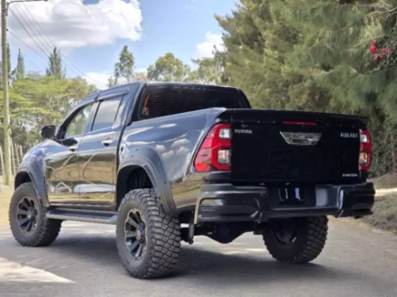 Toyota Hilux   - 2021