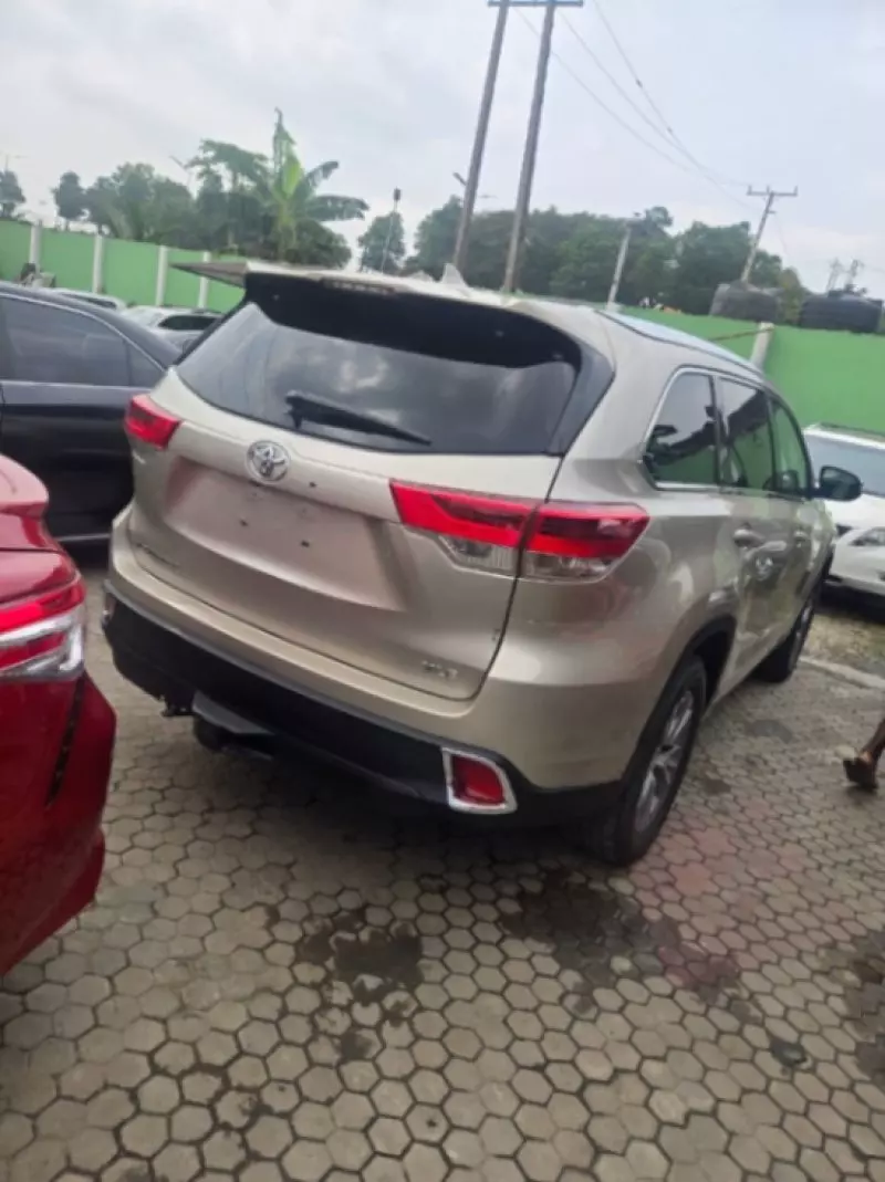 Toyota Highlander   - 2014