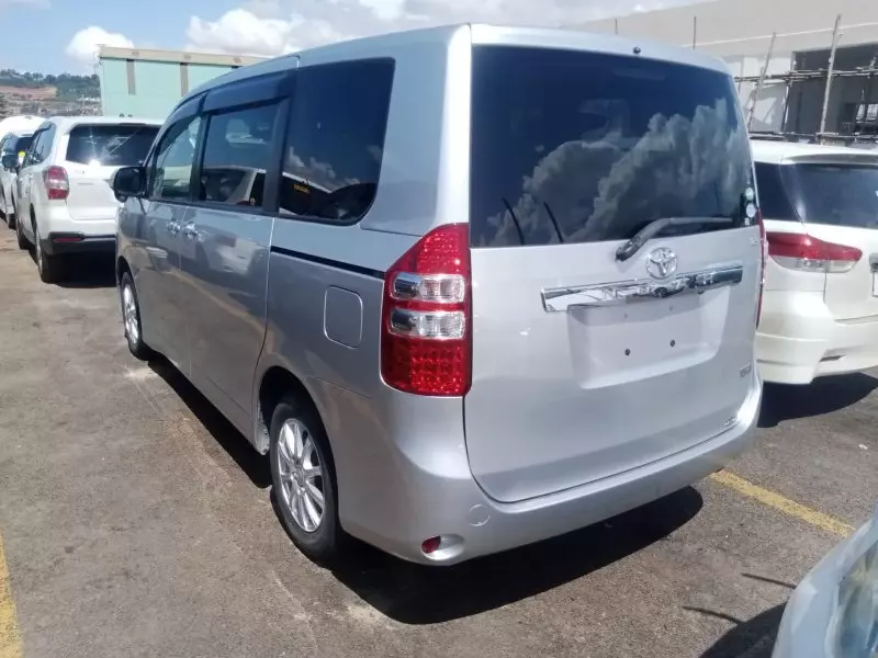Toyota Noah   - 2012