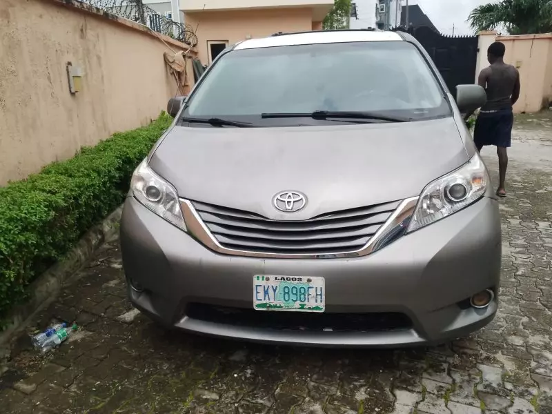 Toyota Sienna   - 2011