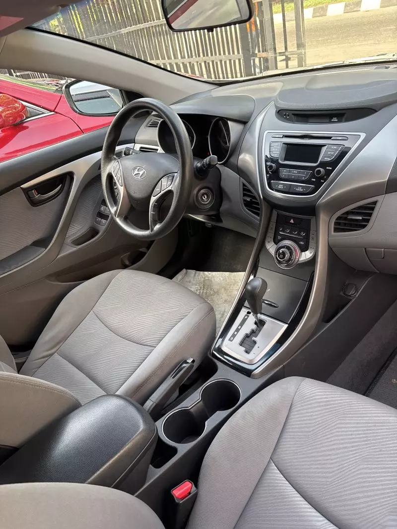 Hyundai Elantra   - 2013