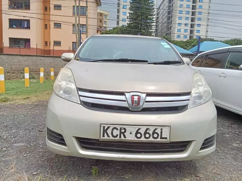 Toyota Isis    - 2011