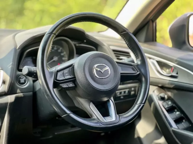 Mazda Axela    -
