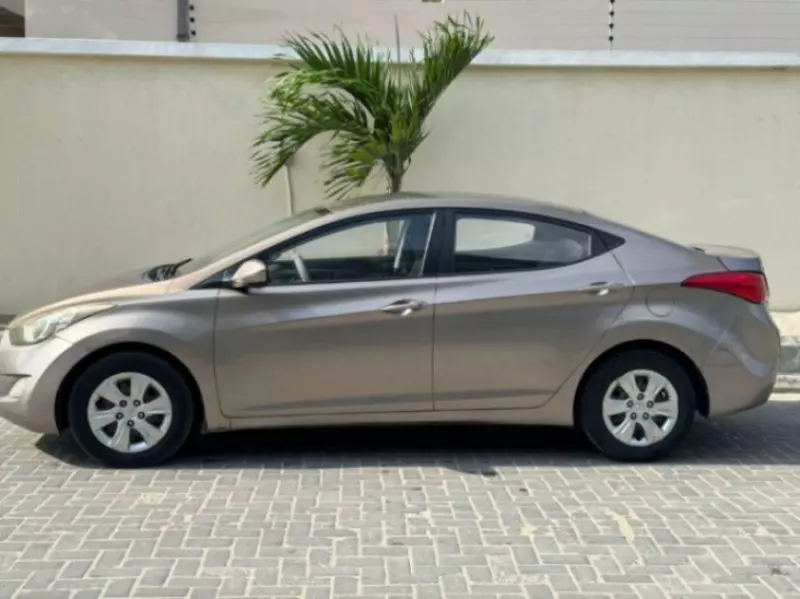 Hyundai Elantra   - 2012