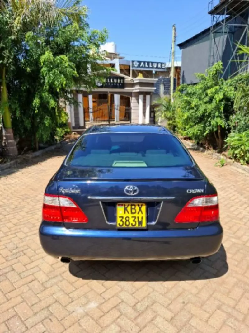 Toyota Crown Royal saloon    - 2006