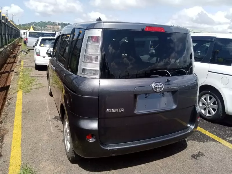 Toyota Sienta   - 2012